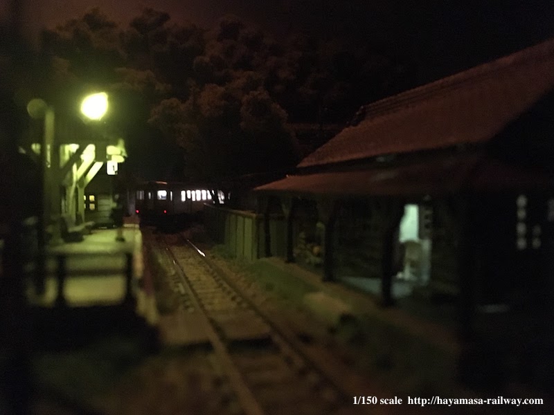 渓上里駅の風景・夜