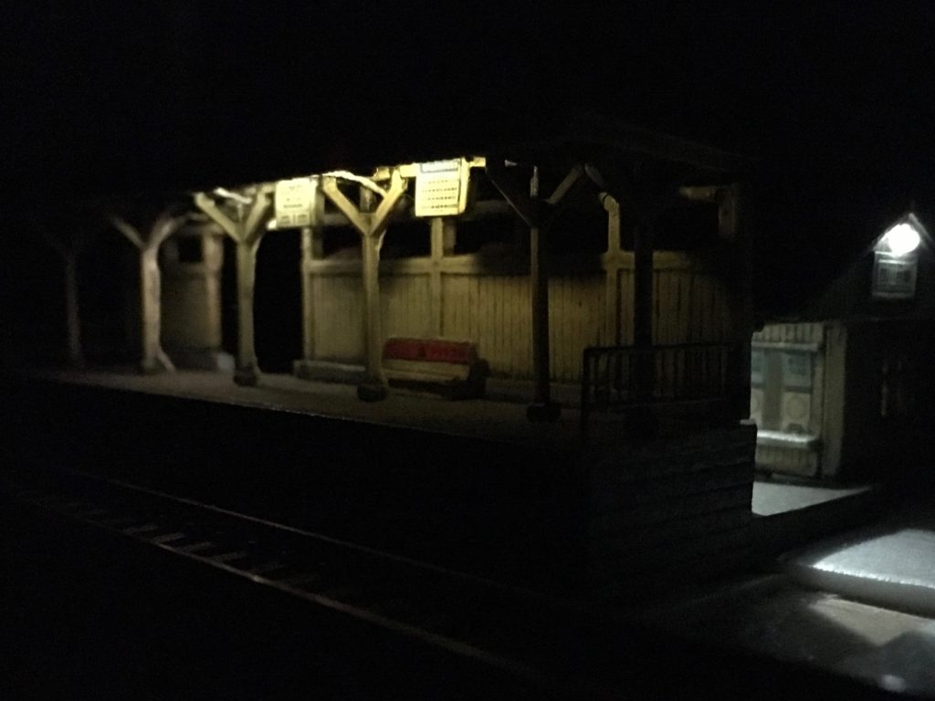 駅ホームの照明２